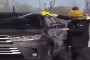 Mit Benzin das Auto waschen