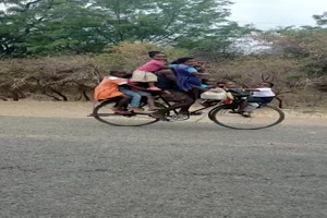 Ziemlich viele Leute auf dem Rad