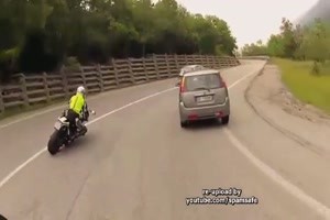 lebensmder Vollidiot rauscht in Gegenverkehr. Glck gehabt