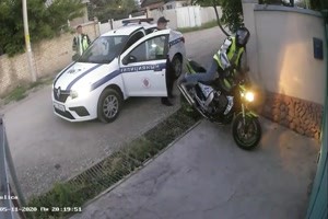 Russische Polizeikontrolle mit blitzartigem Ende