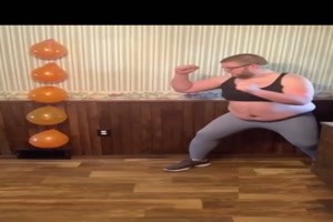 Sie hat die Karatetechnik drauf