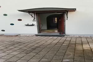 Die T�re offen gelassen