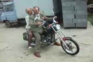 Opa macht einen Wheelie