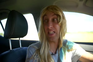 Karina bei der Arbeit - Taxifahrerin