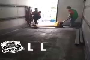 Er stellt sich etwas d�mlich an