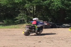 Junge 7 Jahre auf BMW 1200 GS. Wie steigt er auf