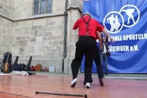 die zwei legen ein lockeres Tnzchen hin