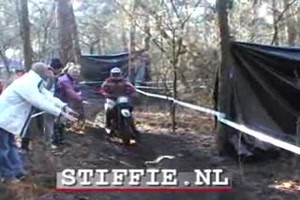 Sie bringt die Crosser fast zum Sturz