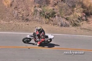 Motorradvideo der Beinaheunfälle