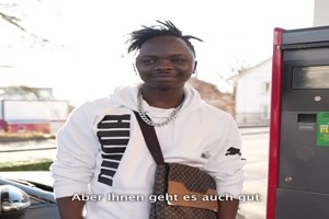 Schweizer spricht beim tanken ber Arbeitszeiten
