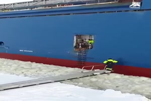 Aufs fahrende Schiff steigen