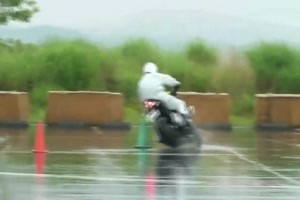 Slalom im Regen. Ein K�nner