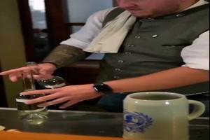 Der Gast lsst sich mit dem Wirt auf eine Wette ein