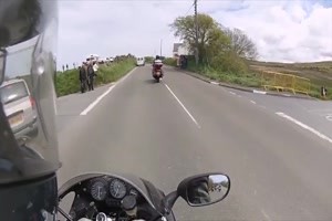 da hat der biker einen Schutzengel gehabt