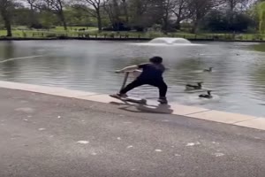 Mit dem Scooter in den Teich