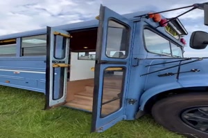 Ein umgebauter Schulbus