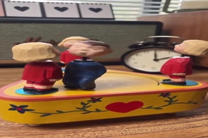 Spieluhr mit knutschenden Figuren
