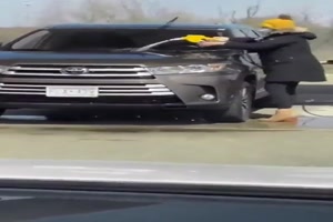 Das Auto mit Benzin waschen