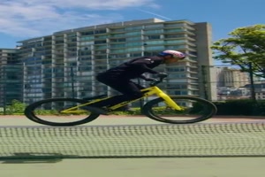 Radfahren bers Tennis-Netz