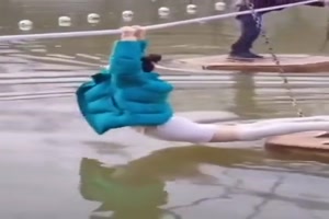 Den Fluss auf einer Plattform �berqueren