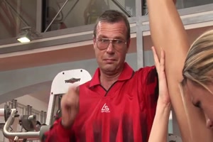 Hbsche Ausblicke im Fitnessstudio