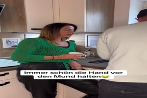 Hand vor den Mund