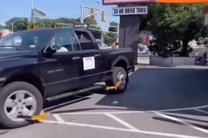 Er fhrt einfach mit Parkkrallen los