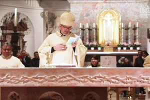 Bischof erzhlt Witz in der Kirche. Umwerfend.