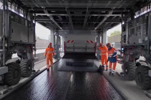 Mobile Brcke whrend Fahrbahnsanierung