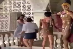 Da muss jede mal hinfassen