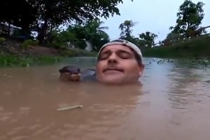 Mit dem Kumpel baden