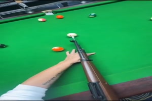 So kann man auch Billard spielen