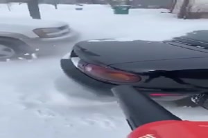 Das Auto schneefrei machen