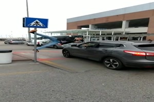 Er hngt mal eben am Straenschild