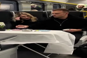 Er kam und servierte