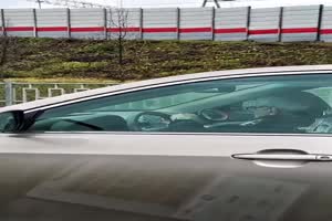 Mit Lupe Auto fahren